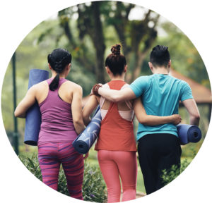junge Menschen auf dem Weg zum Yoga